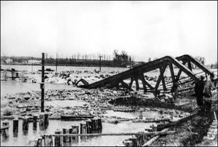 Válkou zniený elezniní most na Slovensko v zim roku 1945.