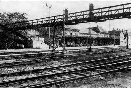 Nádraní nadchod na vlak k Mutnicím asi v roce 1975.