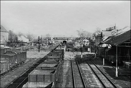 Kolejišt nádraí poškozené bombardováním v roce 1944.