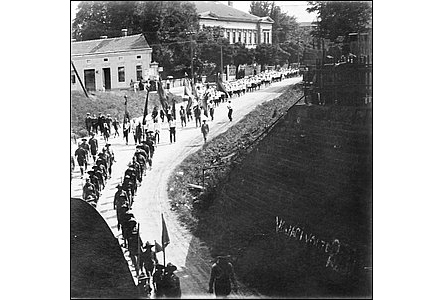 Prvod na ulici Brnnské pi veejném cviení v roce 1925.